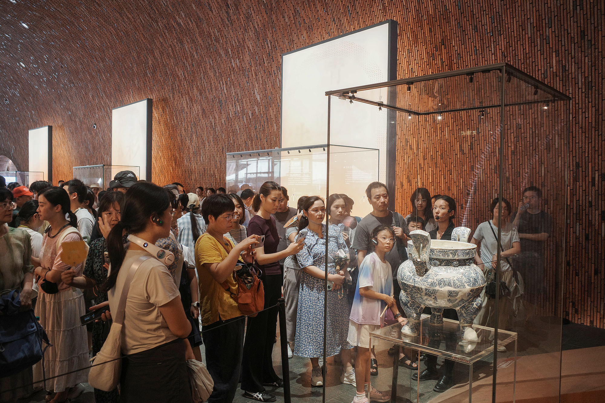 ▲8月26日，游客在陶阳里历史文化旅游区观展。
