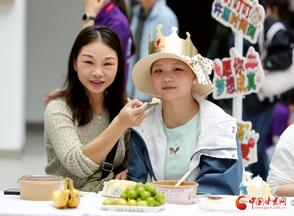 新生李静美与母亲共同品尝生日蛋糕,分享初入大学的喜悦时刻。