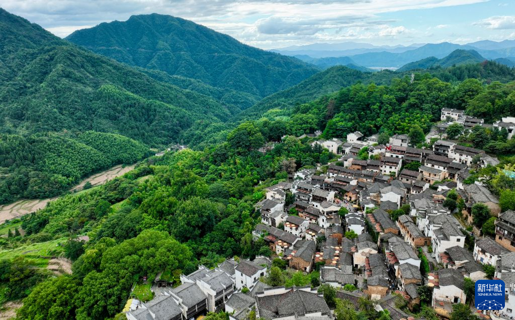 这是篁岭村景色(无人机照片 8月25日摄)。新华社记者 胡晨欢 摄