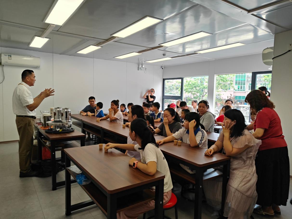 余老师讲解非遗奶茶知识与制作步骤