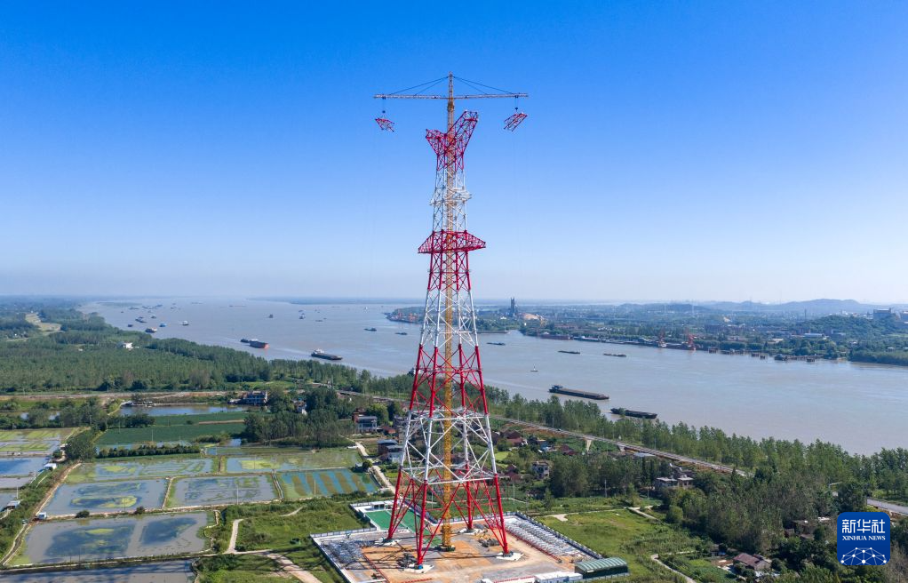 这是8月26日拍摄的甘浙特高压长江大跨越输电塔封顶作业现场(无人机照片)