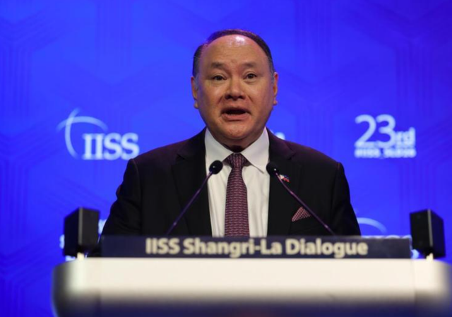美军妄图强闯中企，理由荒唐至极，王毅外长会见美大使，当面敲打