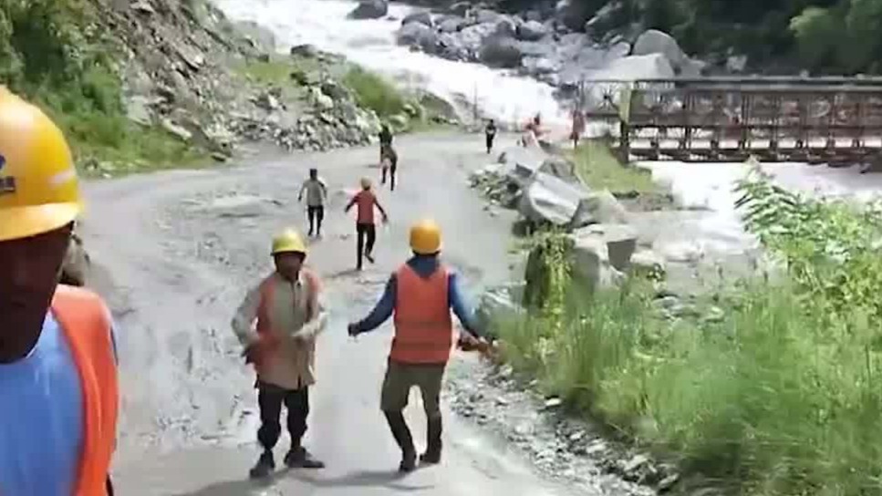 生死瞬间！山洪骤然来袭，尼泊尔工人紧急撤离避险