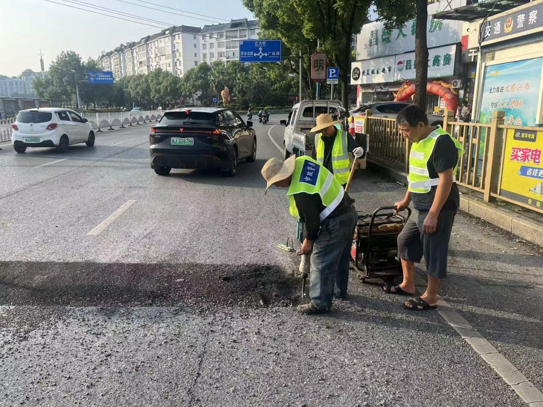 萍乡开展老城区道路病害专项整治