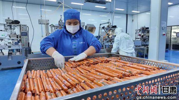图为临夏回香斋食品有限责任公司生产车间(资料图) 临夏州融媒体中心供图