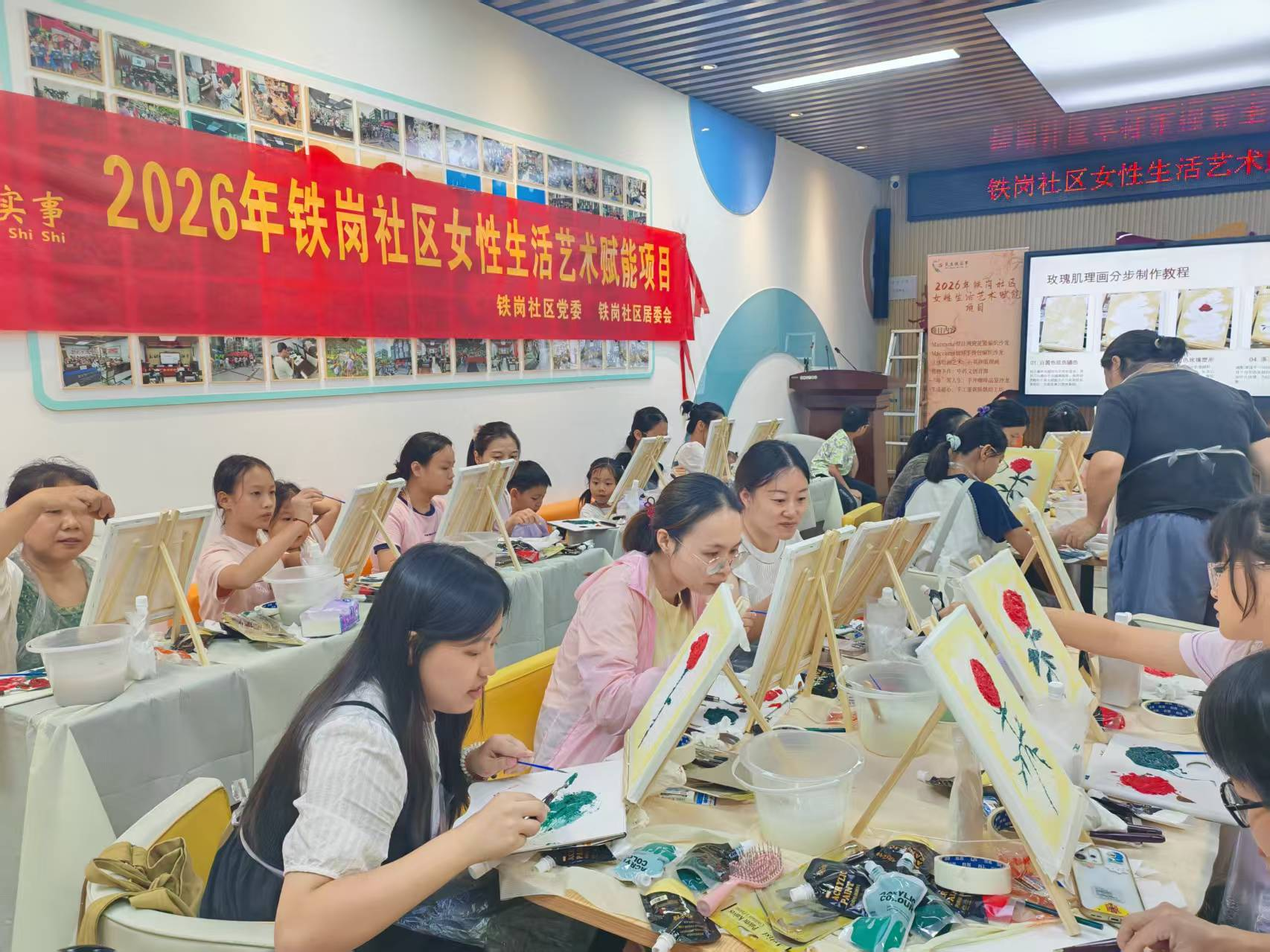 图七:妇联工作人员正在协助居民制作手工蛋黄酥