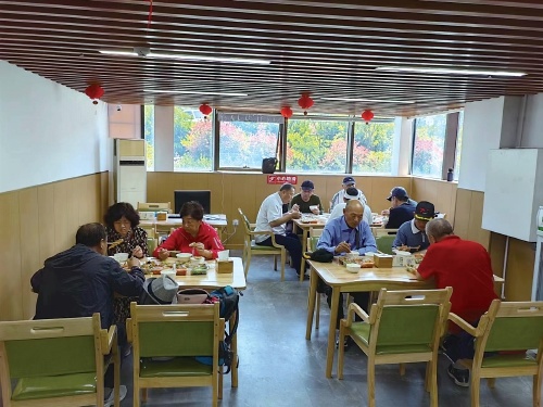 （康城社区养老服务站内老人正在就餐）