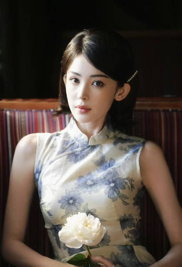 娜扎清冷雅致。