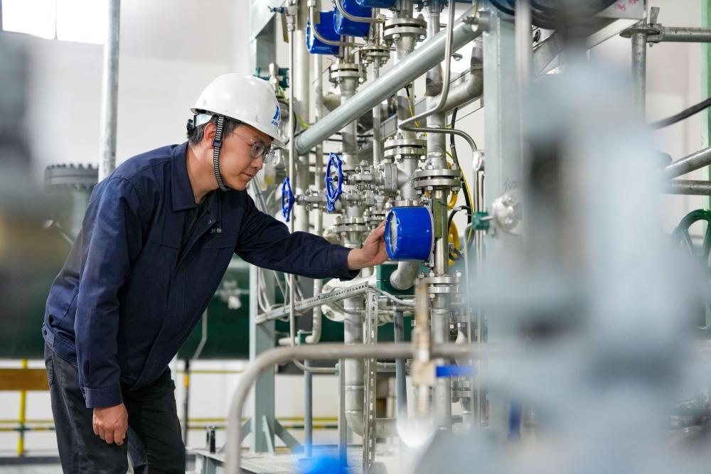 8月27日，在甘肃巨化新材料有限公司高性能硅氟新材料一体化项目离子膜烧碱装置氯压机组车间，工作人员在检查设备运行状况。