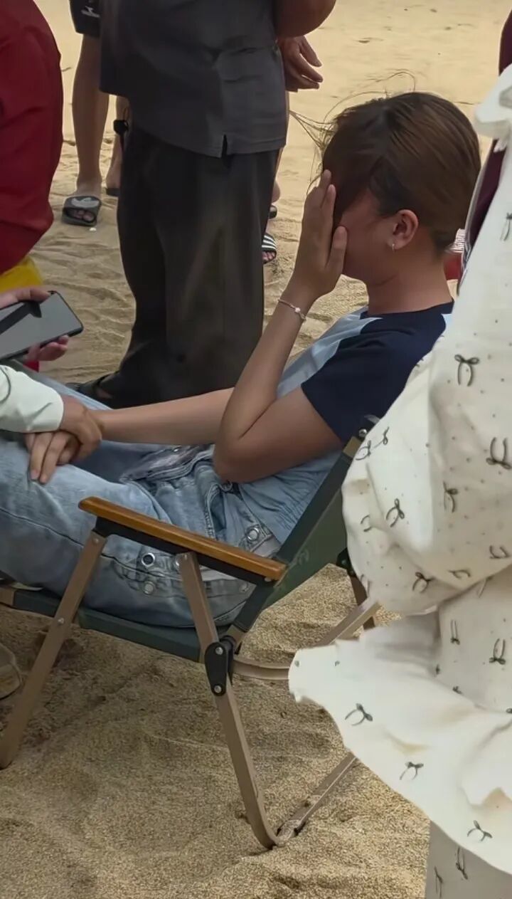 张浪失踪后，女友在海边掩面哭泣 （视频截图）