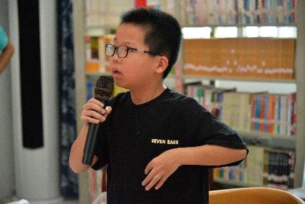 小朋友上台积极表达