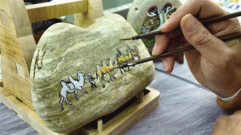 在黄河石上作画
