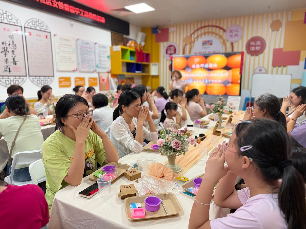 “巧手制香,皂就美好”——臣田社区开展女性香薰手工皂DIY体验活动
