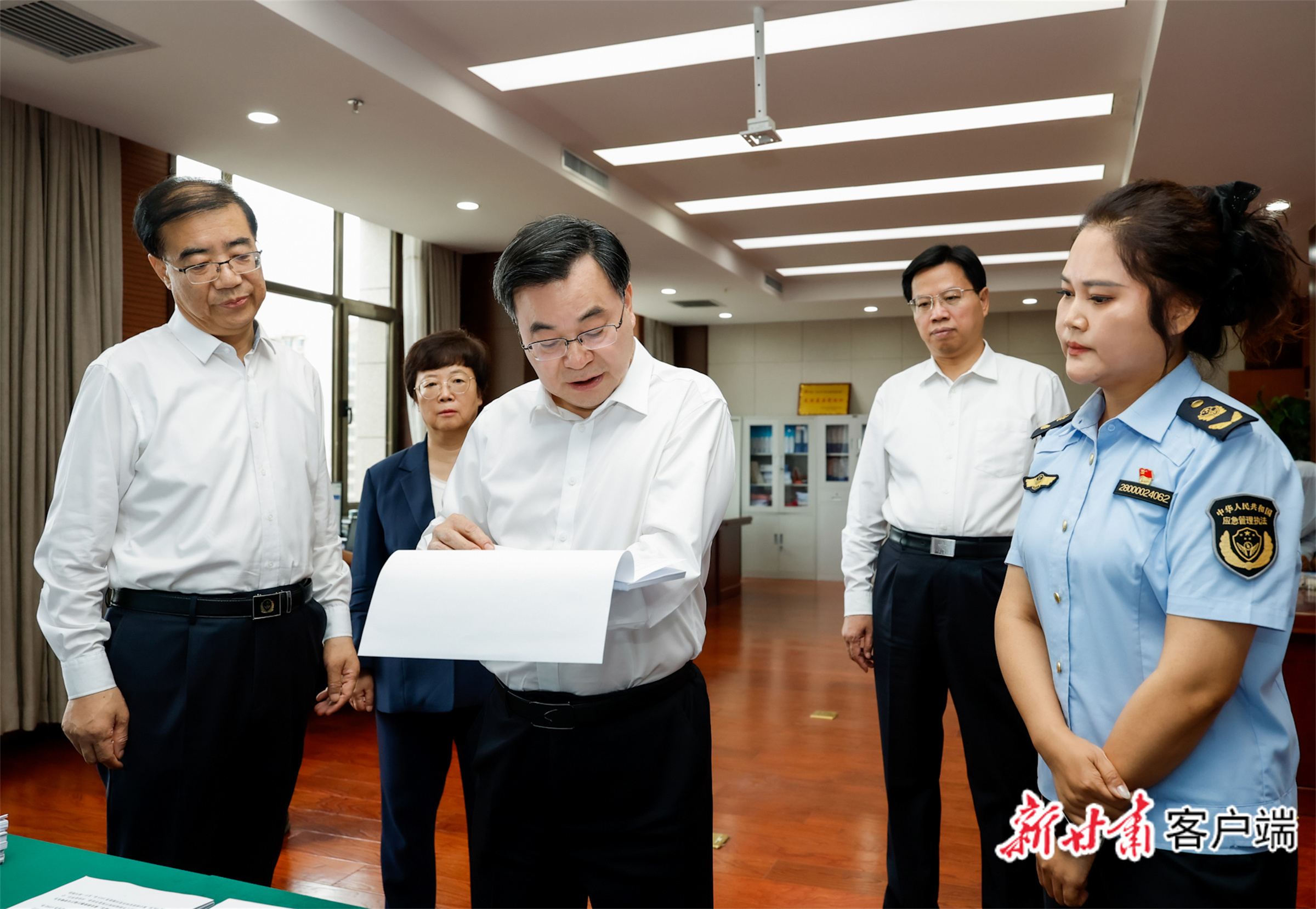8月25日,省委书记、省人大常委会主任胡昌升调度防汛抗旱和安全生产工作。新甘肃·甘肃日报记者 孟捷