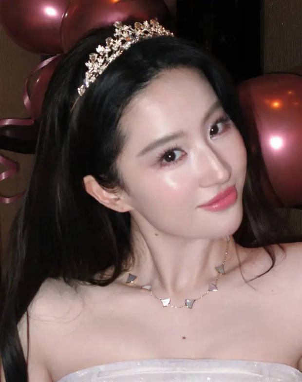 刘亦菲妆容精致。