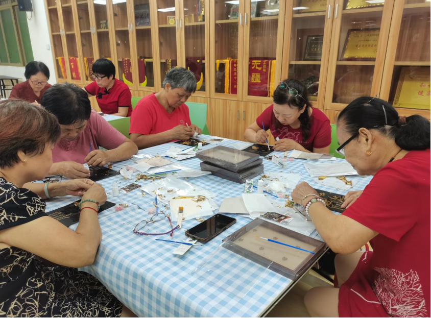 指尖螺钿蕴芳华，莲聚邻里享暮年 固戍社区长者非遗手作活动暖心开展