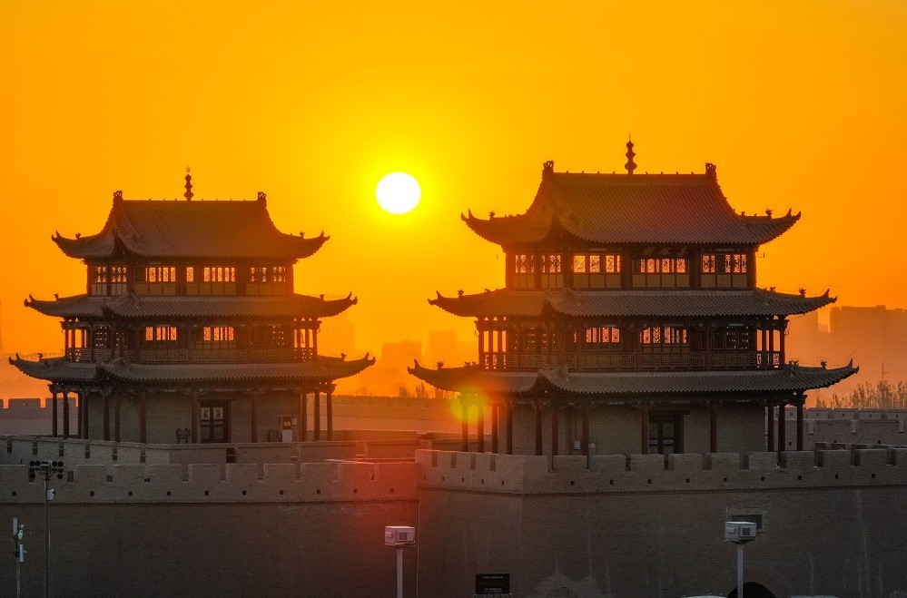 这是拍摄的嘉峪关关城日出时景象(无人机照片) 新华社记者 陈晔华 摄
