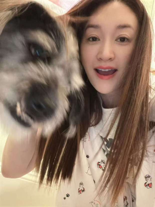 李小冉与狗狗同框松弛随性。