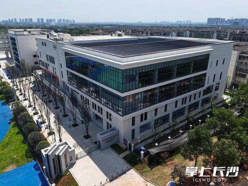 新校园内的弘粹楼（综合楼）。