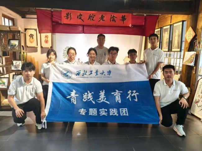 实践队成员和张江斌进行合影 周洋洋供图