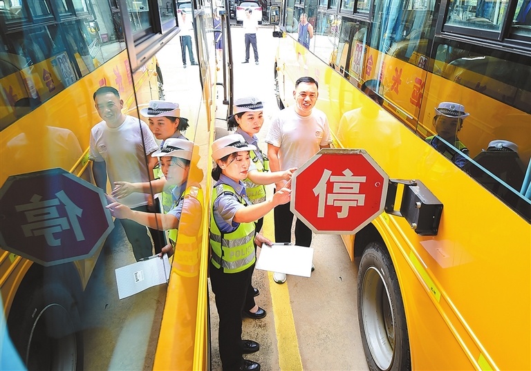 会昌县：排除校车安全隐患 确保师生乘车安全（图）