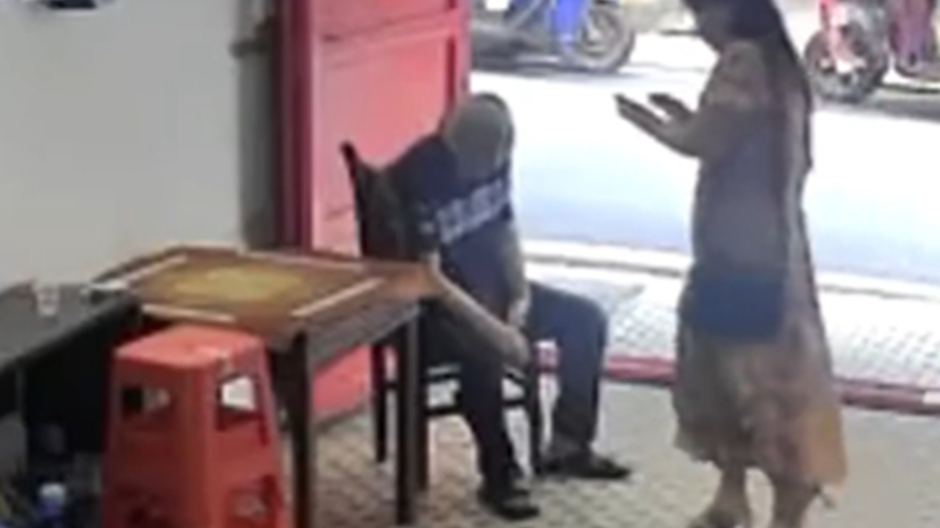 老人进店休息离世，店家帮扶遭索赔10万，还被威胁“把遗体搬到店门口”，派出所两次协商后赔1.9万元