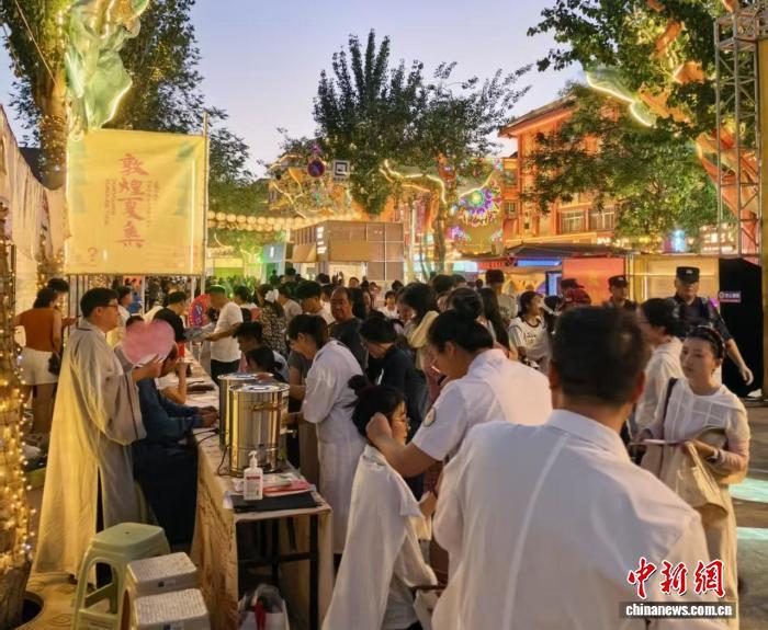 7月21日夜晚，“敦煌健康赶大集活动”现场。（敦煌市官方供图）