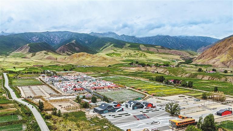 巴尔斯文旅小镇一隅 本版图片除署名外均由新甘肃·甘肃日报记者郁婕摄