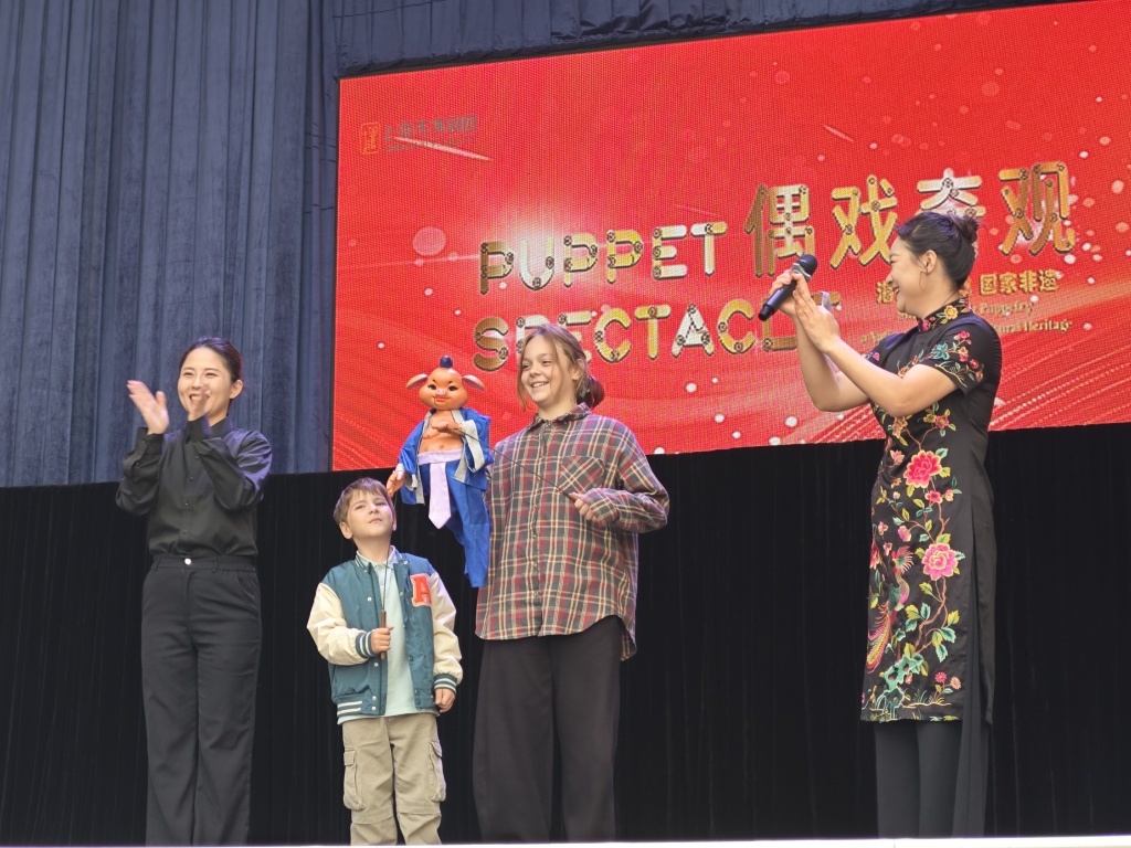 林荫道演出现场，俄罗斯观众参与互动。