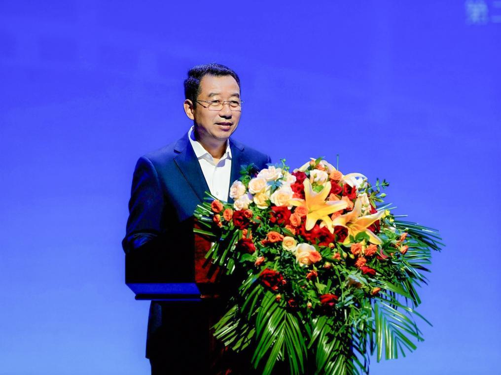 全国政协委员，中国文联原党组成员、书记处书记张宏致辞