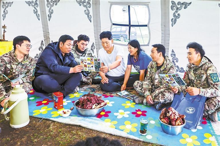 工作人员向牧民普及野生动植物保护和生态知识