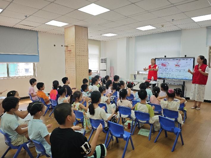 老师带领孩子们练习合唱技巧