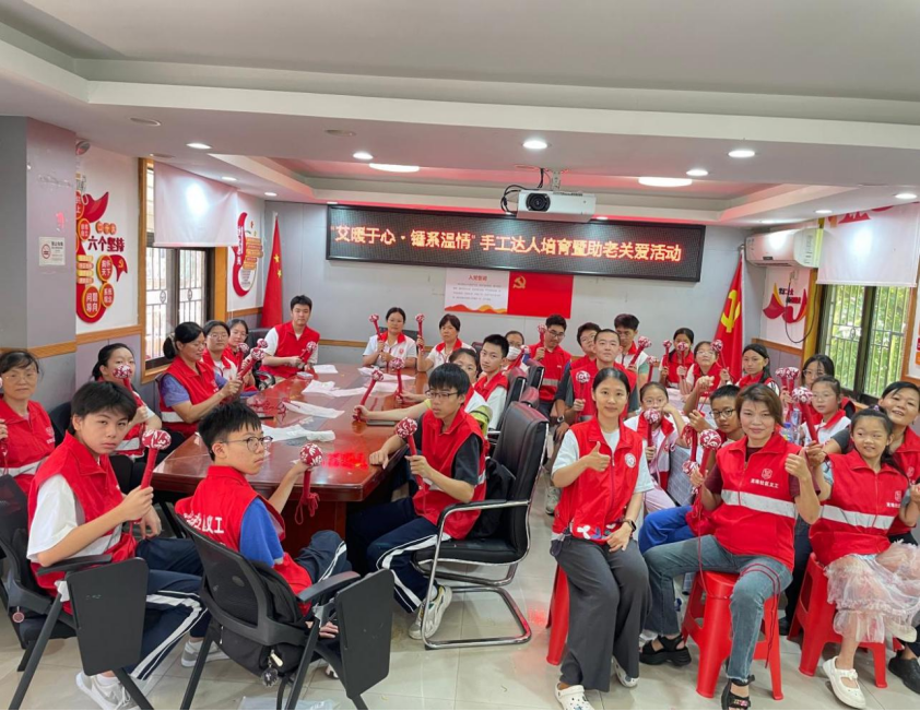 巧手制艾锤 温情暖夕阳 龙珠社区开展手工培育暨党群结对助老关爱活动