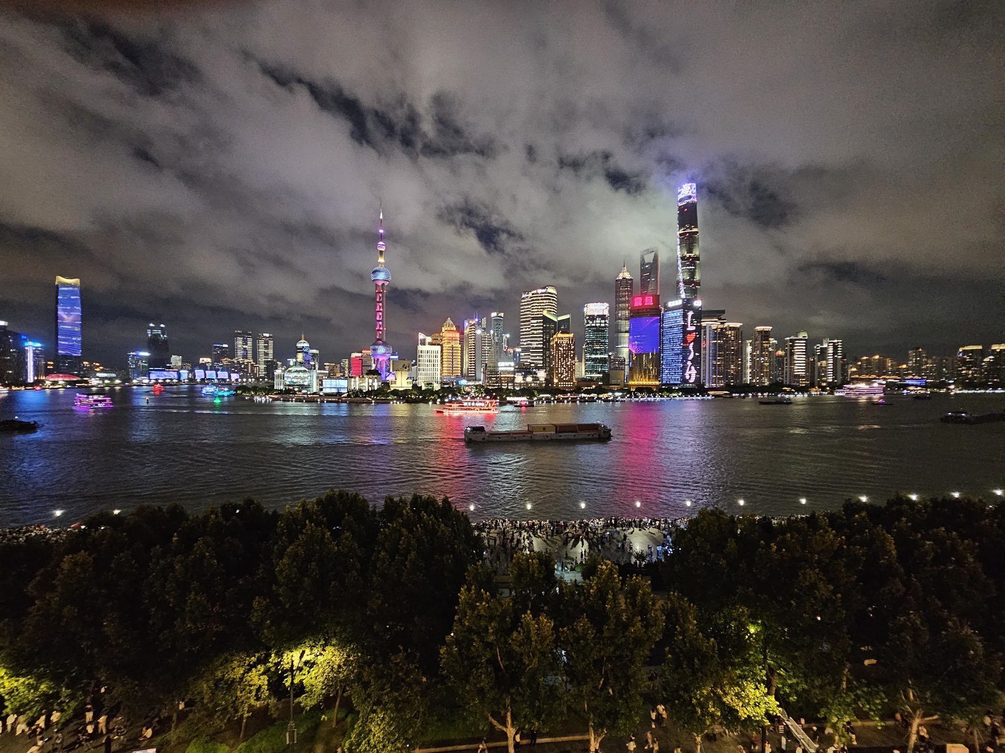 母亲晒上海旅游照，马斯克：这是一座伟大的城市！