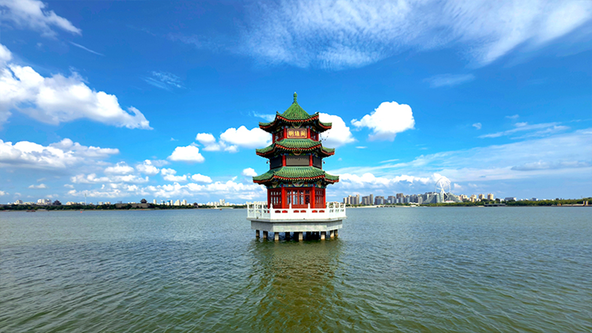 云卷碧空秀 水映古城新