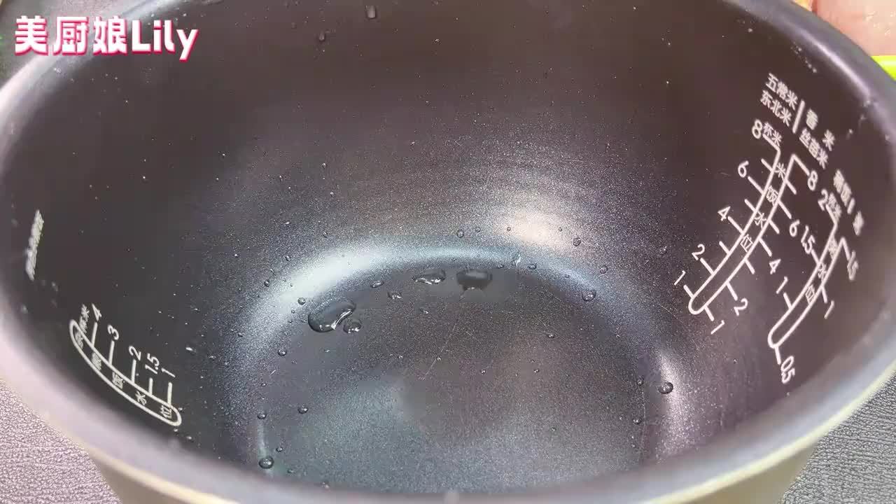 把鸡腿放入电饭锅中，不加水不放油，第一次见这种做法，营养解馋