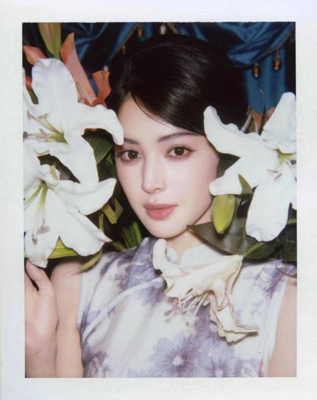 古力娜扎温婉柔美。
