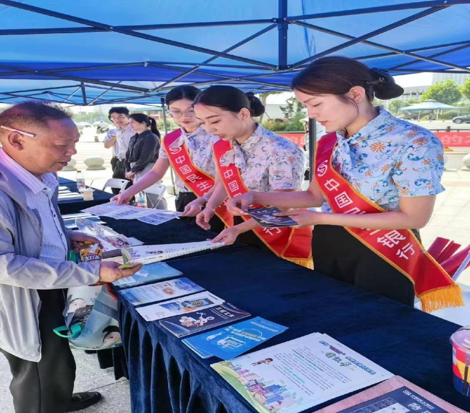 丰金融下乡护民生 反诈宣传进乡村 民生银行孝感支行开展“金融知识进村助老”公益活动