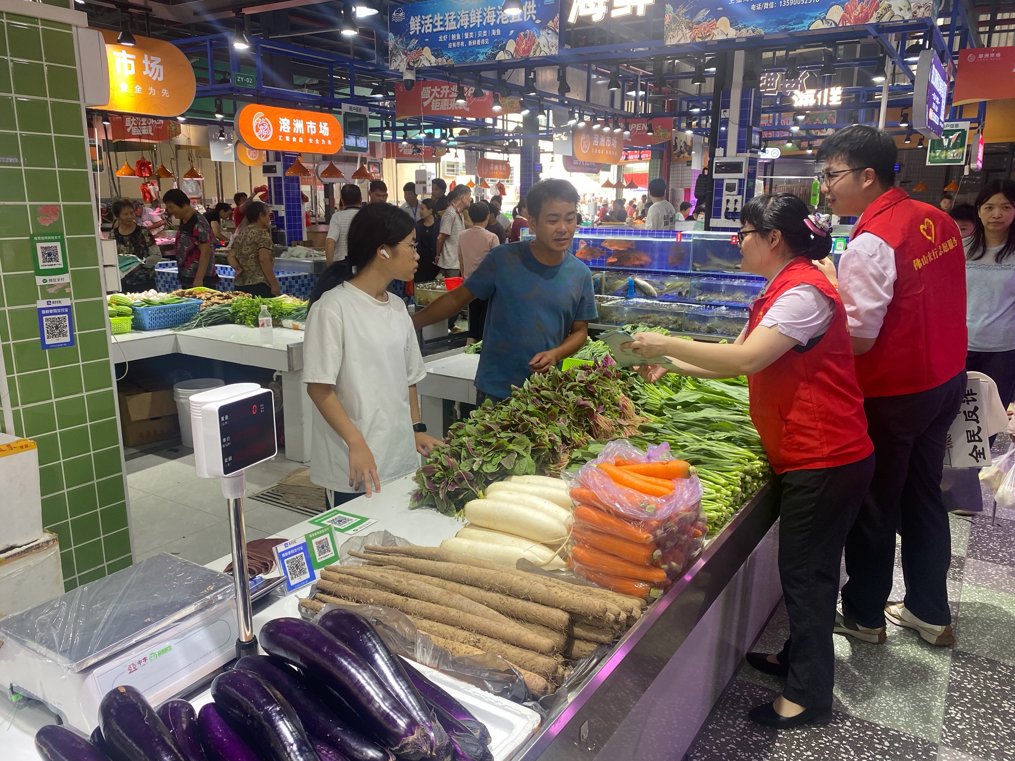 金融宣教进市场 便民服务暖人心——农行南庄溶洲支行走进市场开展金融知识宣教活动