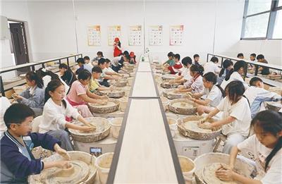 研学团的孩子们正在体验拉坯。(陶博城 供图)