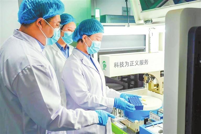 潘红（右一）与同事一起进行实验　本版图片均由兰州市公安局提供