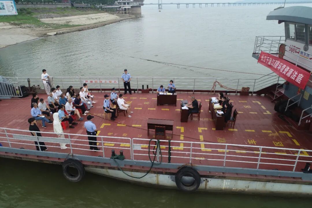 “江上法庭”开庭审理中。廖海兵摄