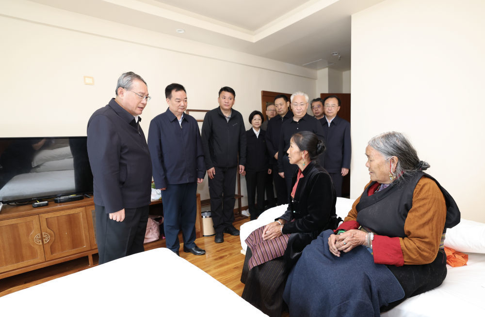 8月27日,受习近平总书记委托,中共中央政治局常委、国务院总理李强赴西藏日喀则市吉隆县指导吉隆口岸泥石流灾害抢险救援和应急处置工作。这是李强来到安置点看望受灾群众,转达习近平总书记的关怀和慰问。新华社记者 黄敬文 摄
