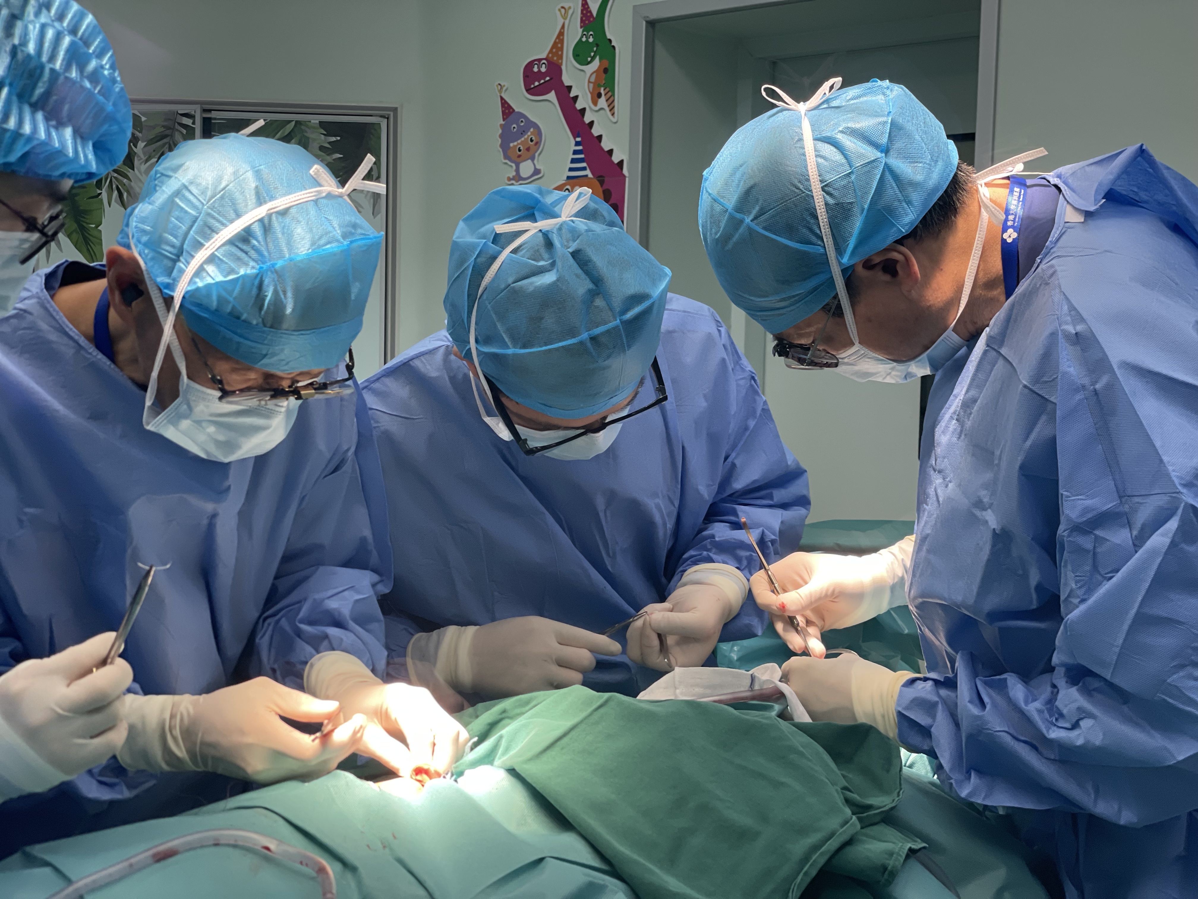 多学科专家为唇腭裂患儿开展手术