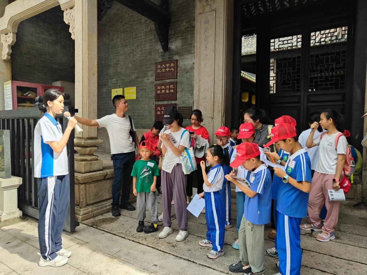 孩子们认真听讲解，完成任务卡
