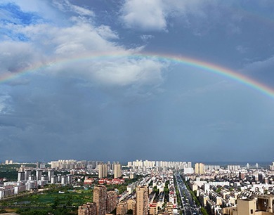 泰和县：雨后现绚丽彩虹 横跨县城上空