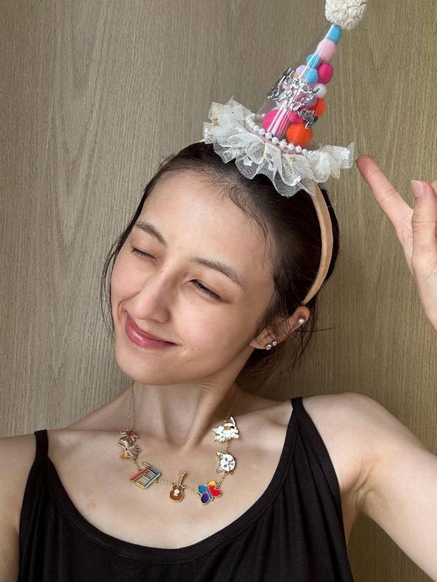张子枫笑容灿烂，心情大好。