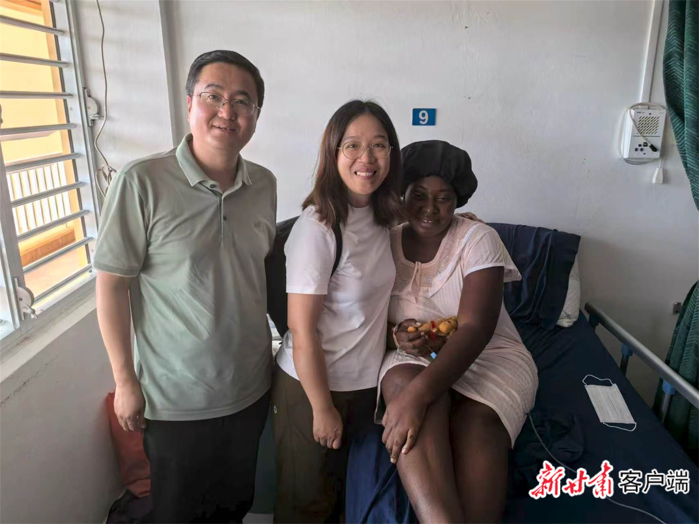 培训期间,刘孝敏和刘琼看望生病学员。