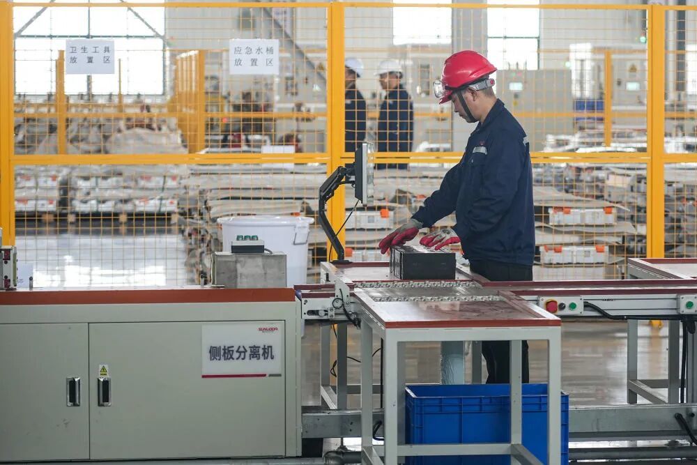 图为滕州欣旺达废旧锂电池回收利用项目生产线。新华社记者朱峥 摄
