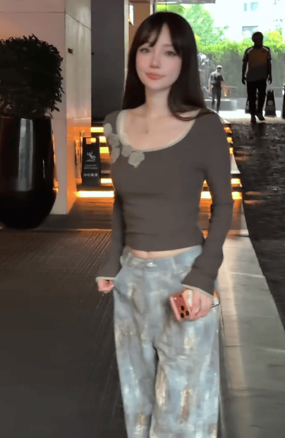 搜狐娱乐讯 近日，李小璐晒出自己游玩的视频，并配文称：“情绪很贵，要接触让你愉快的人！”